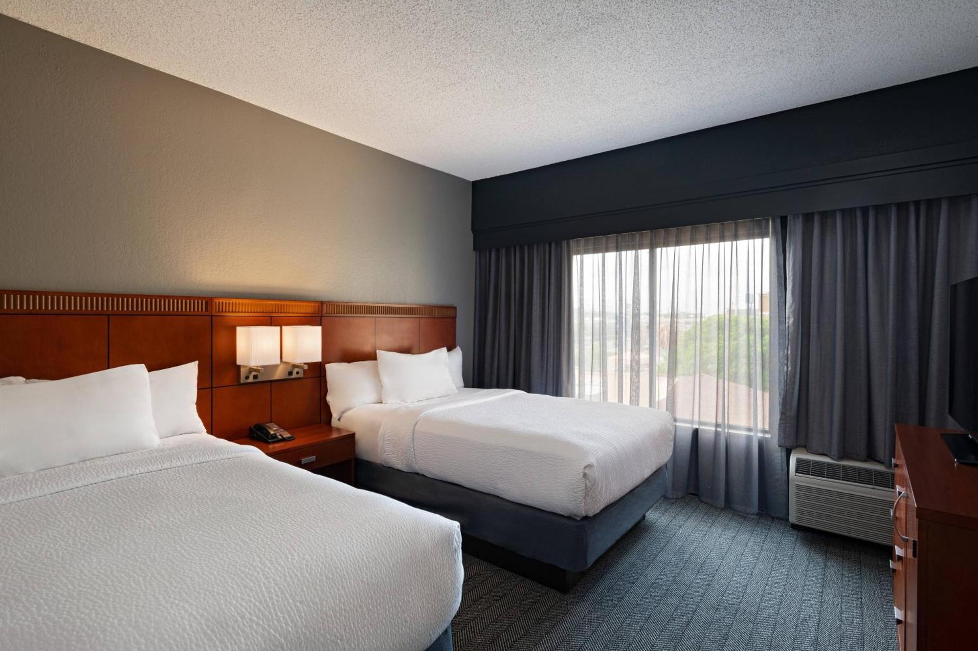 Courtyard By Marriott San Antonio Airport Hotel Bagian luar foto
