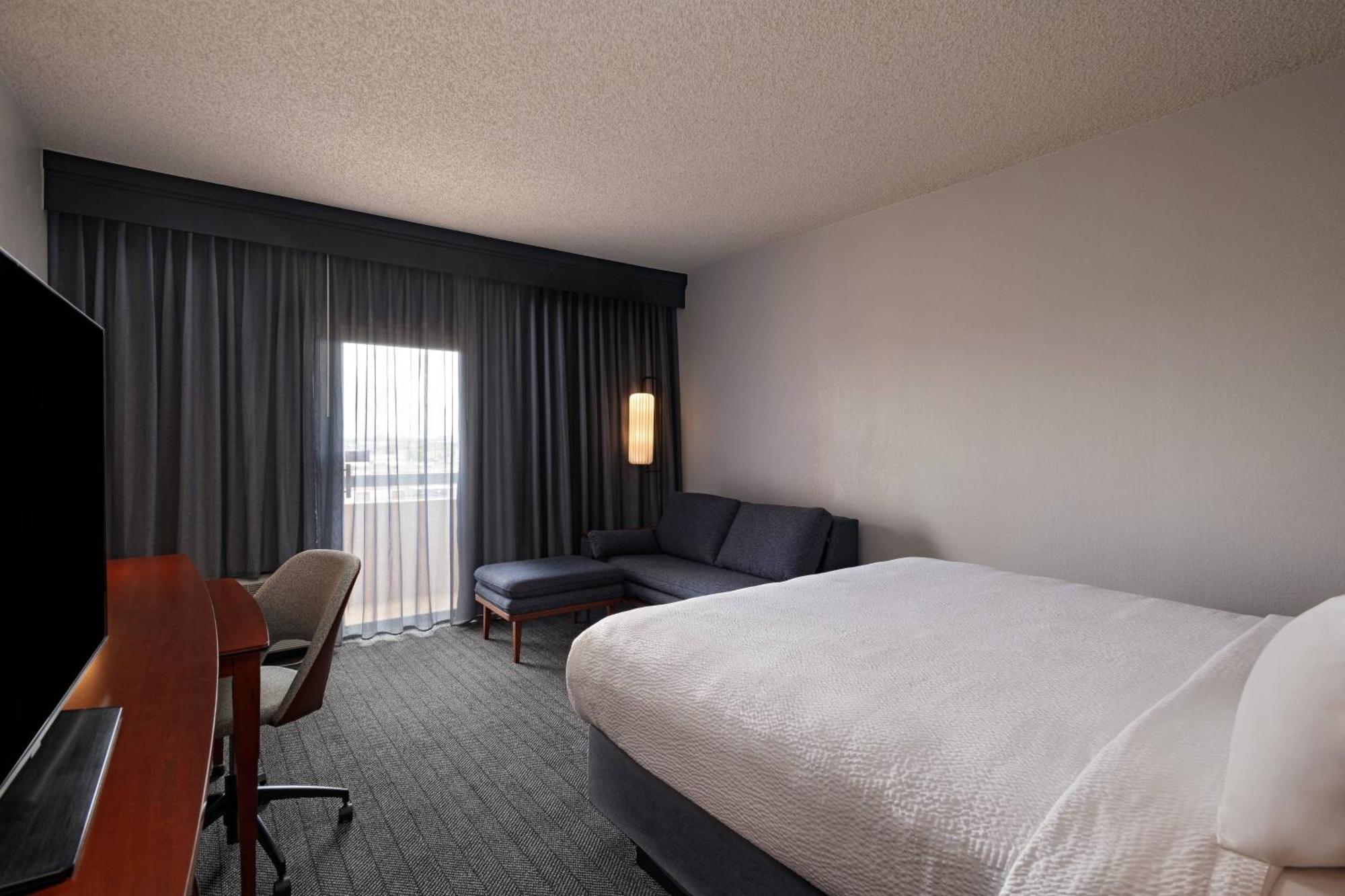 Courtyard By Marriott San Antonio Airport Hotel Bagian luar foto