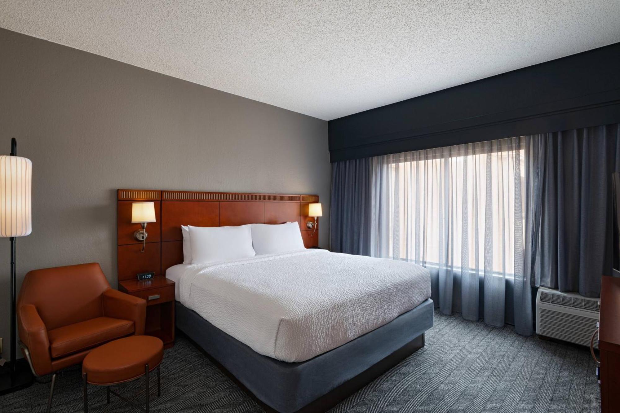 Courtyard By Marriott San Antonio Airport Hotel Bagian luar foto