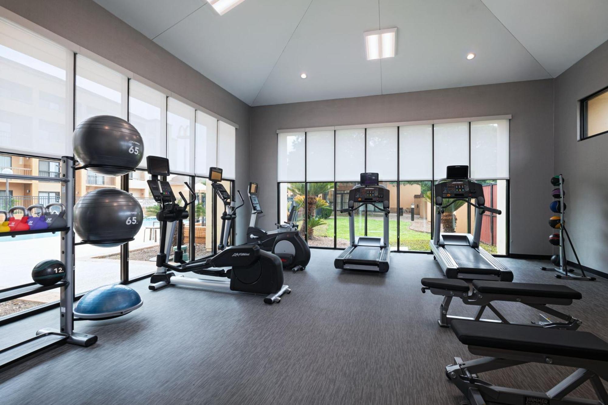 Courtyard By Marriott San Antonio Airport Hotel Bagian luar foto