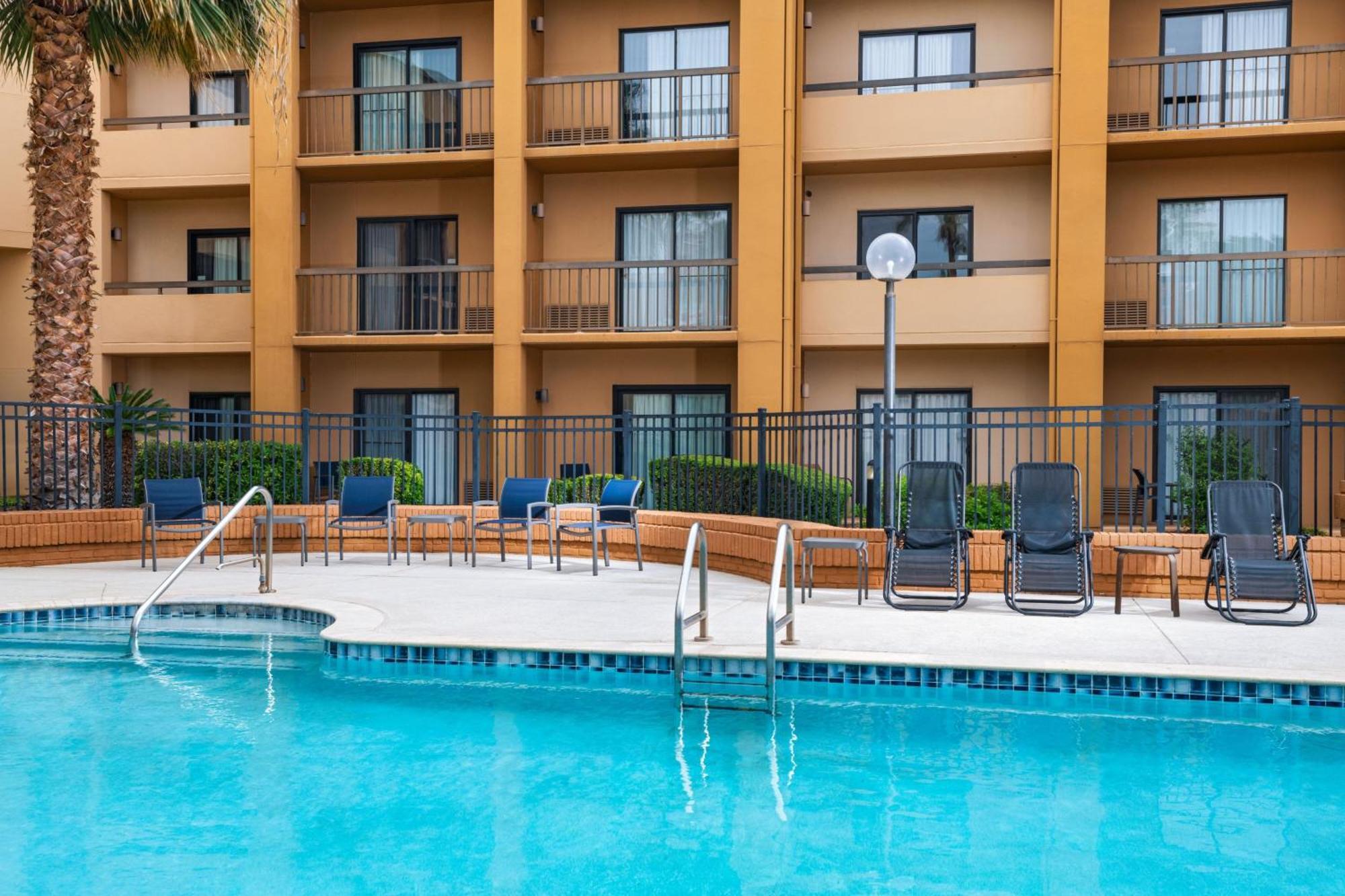 Courtyard By Marriott San Antonio Airport Hotel Bagian luar foto