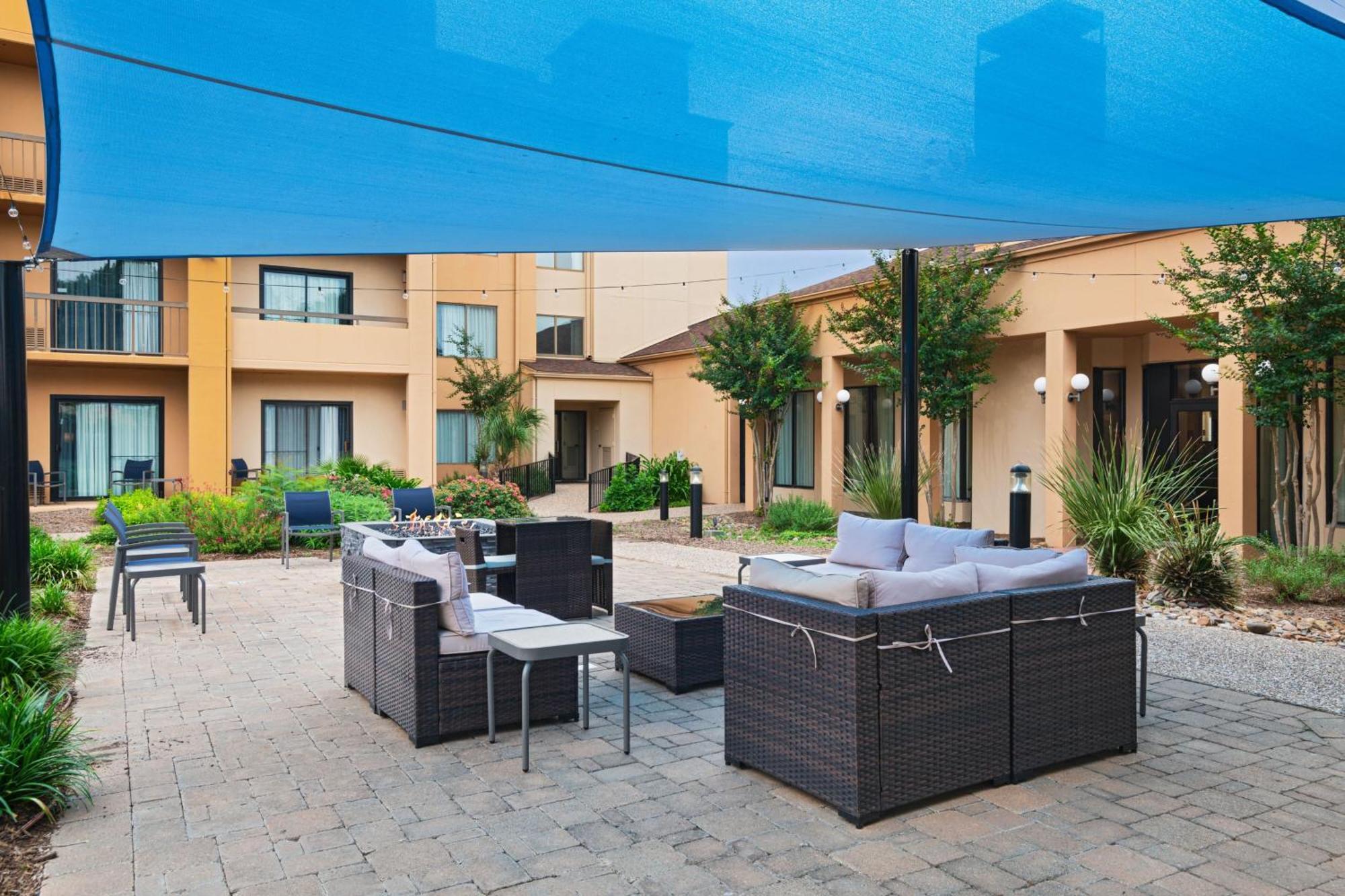 Courtyard By Marriott San Antonio Airport Hotel Bagian luar foto