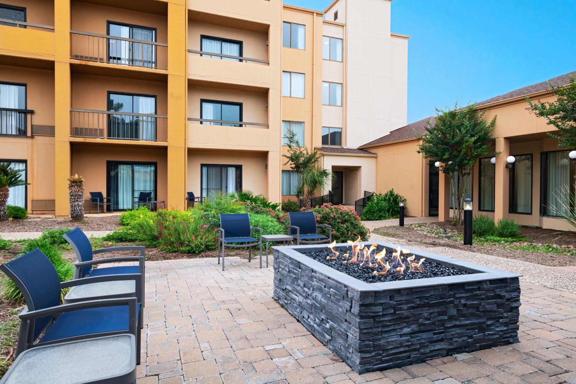 Courtyard By Marriott San Antonio Airport Hotel Bagian luar foto