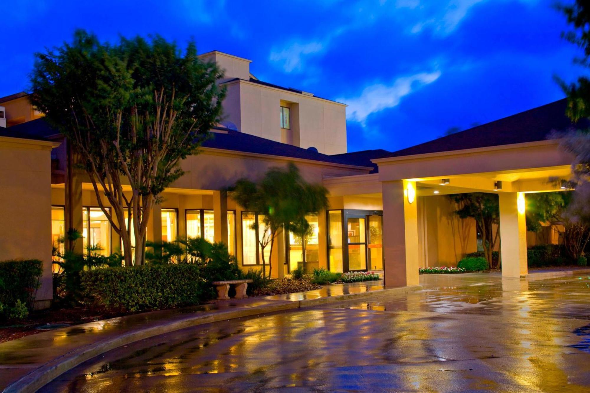 Courtyard By Marriott San Antonio Airport Hotel Bagian luar foto